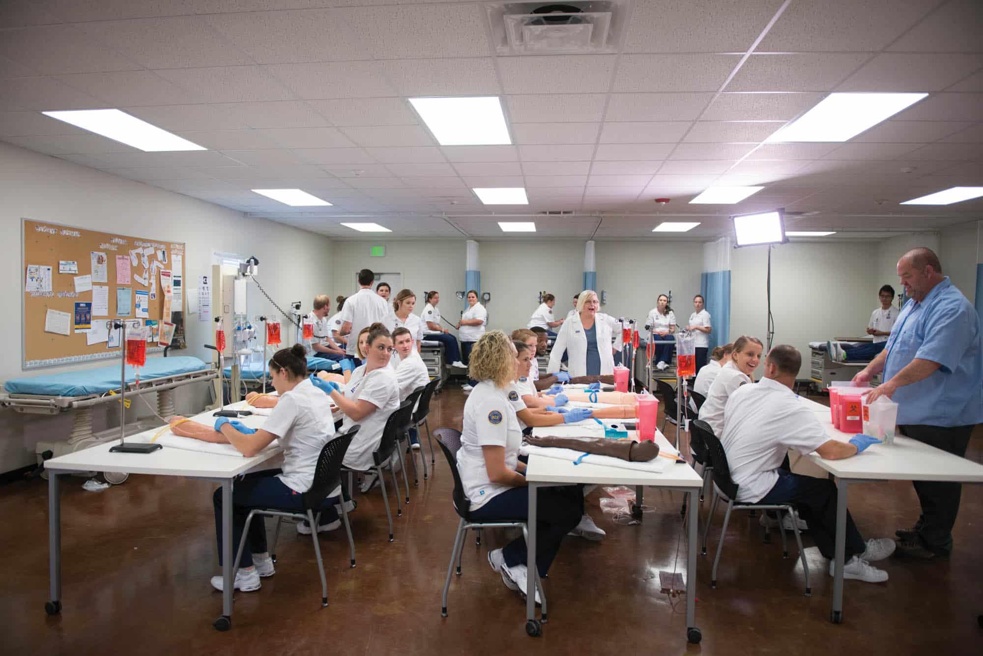一群护理专业的学生在教室里做手术.