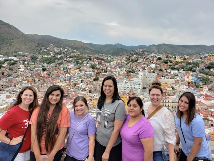 Dr. 在墨西哥卡雷罗和一群学生.